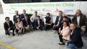 Alianza público-privada presenta el primer bus a hidrógeno hecho en Chile